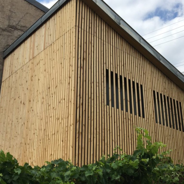 Bardage en lames de bois verticales